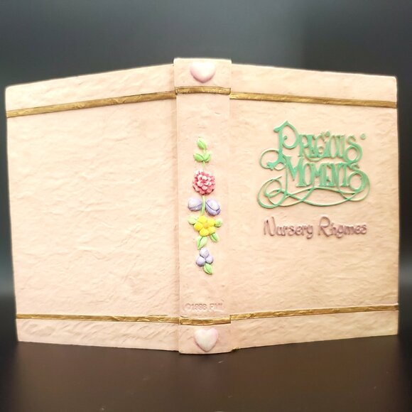 PRECIOUS MOMENTS Figurine Nursery Rhyme Book 'Rub a dub dub' Collectible 3D 1998 - Picture 4 of 8